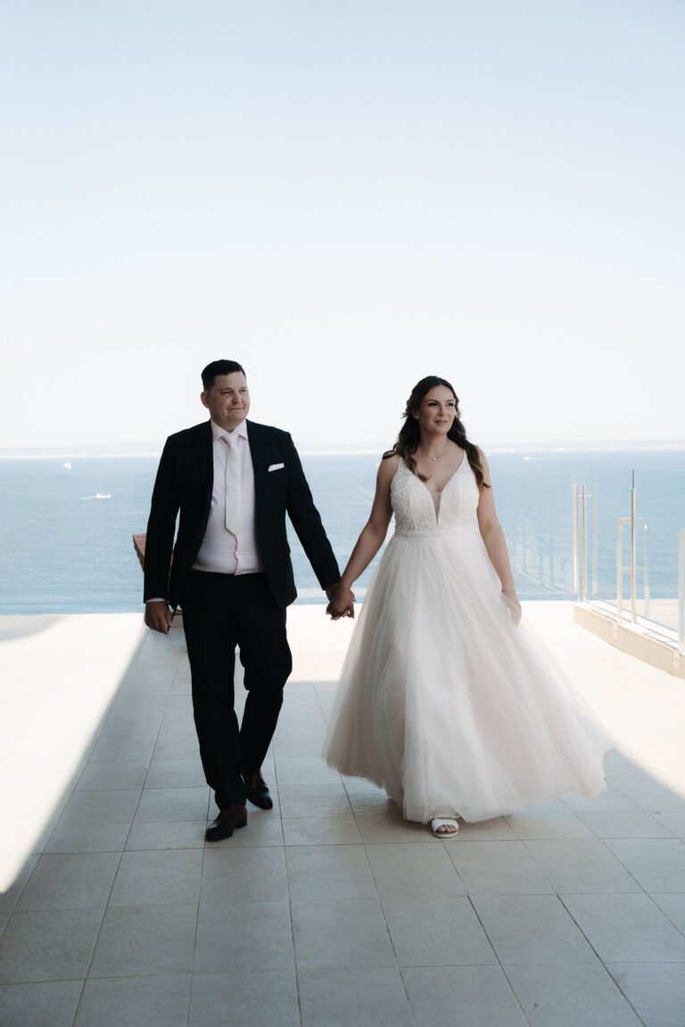 Brautpaar auf einer Terrasse mit Meerblick bei einem After Wedding Shooting auf Mallorca