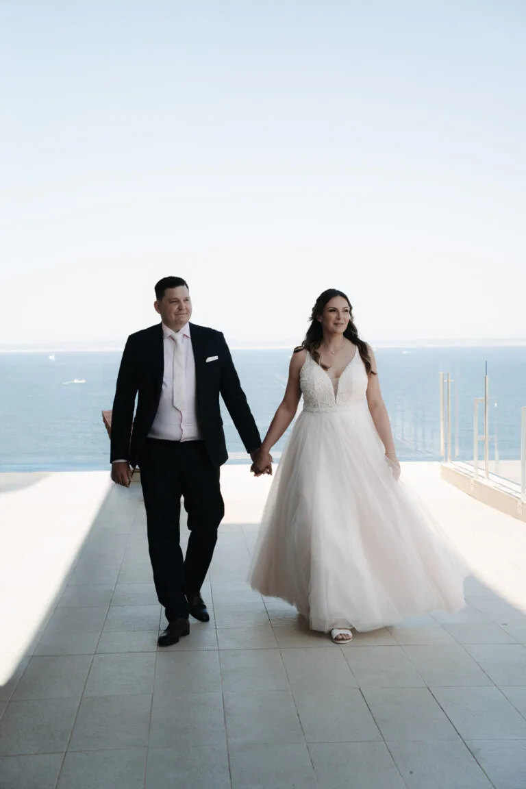 Brautpaar auf einer Terrasse mit Meerblick bei einem After Wedding Shooting auf Mallorca
