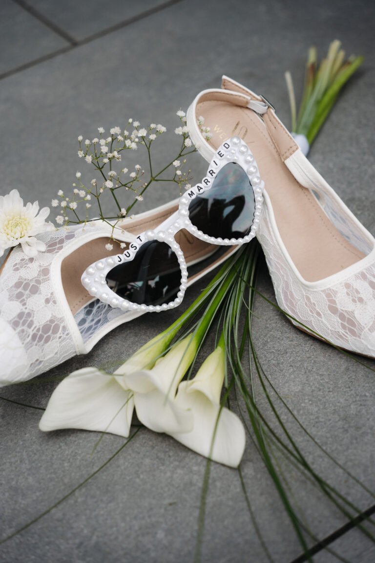 Brautschuhe und Brautstrauß mit modernen Hochzeitsdetails