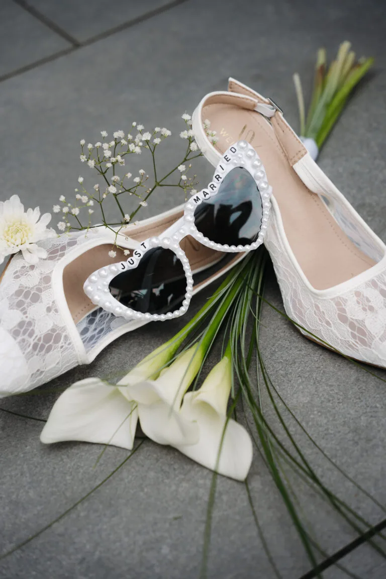 Brautschuhe und Brautstrauß mit modernen Hochzeitsdetails