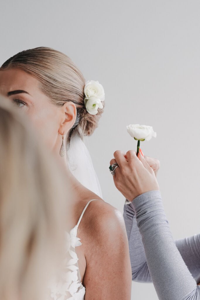 Braut mit Blumen beim Getting Ready