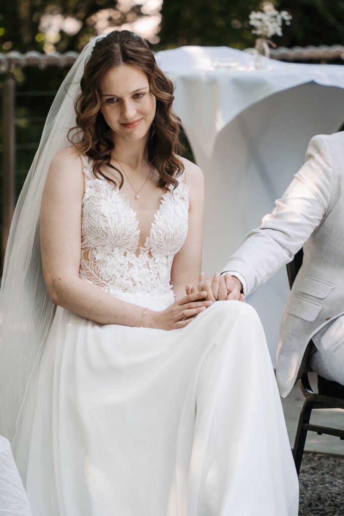 Braut im weißen Brautkleid bei der Hochzeitsvorbereitung