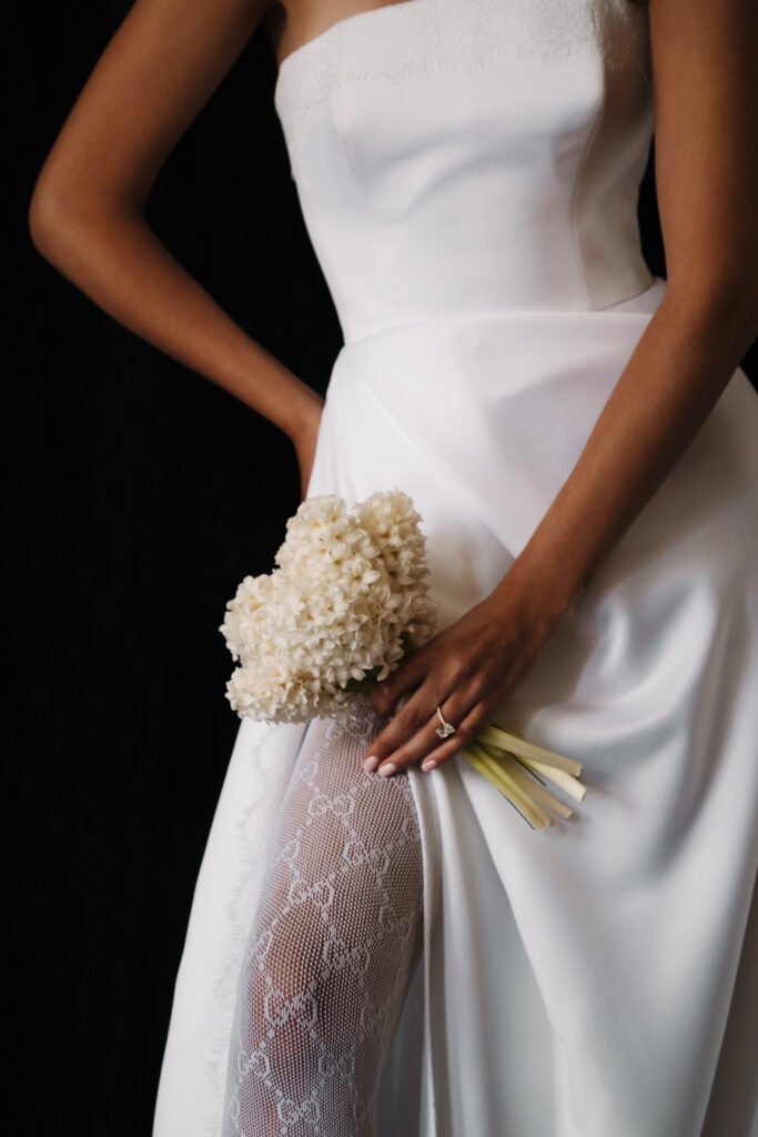 Braut mit ihrem Brautstrauß während der Hochzeit