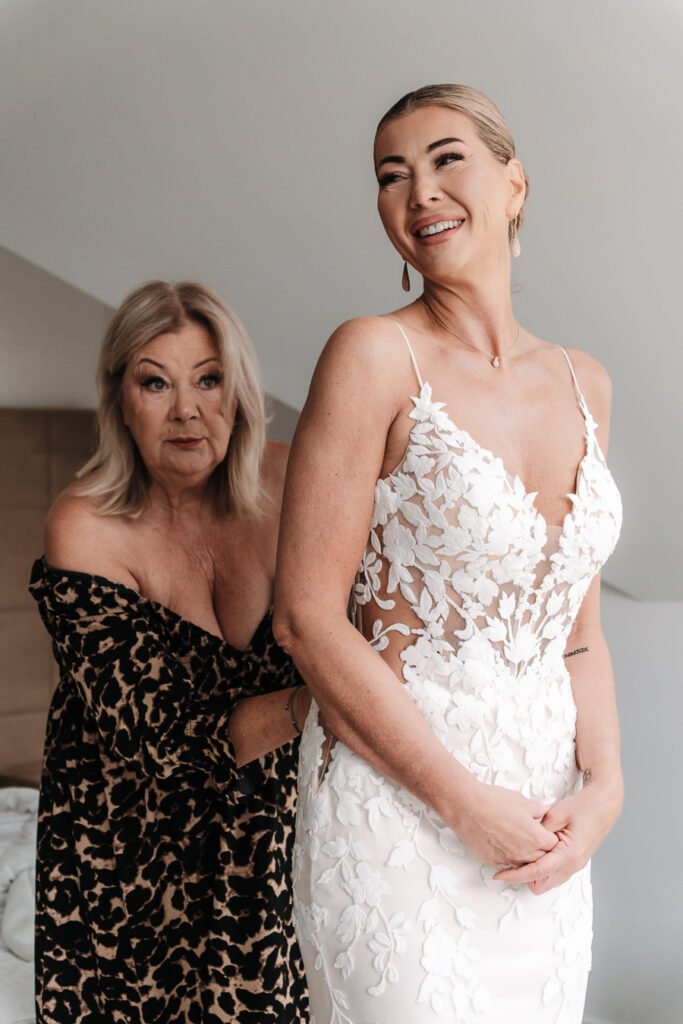 Braut und Mutter während der Hochzeitsvorbereitungen