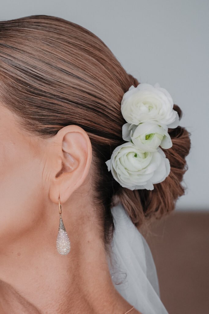 Detail der Brautfrisur mit weißem Blumenschmuck