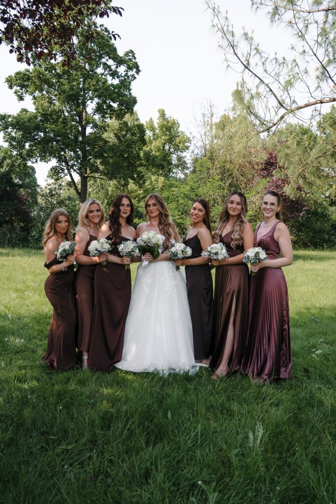 Brautshooting mit ihren Brautjungfern in eleganten braunen Kleidern