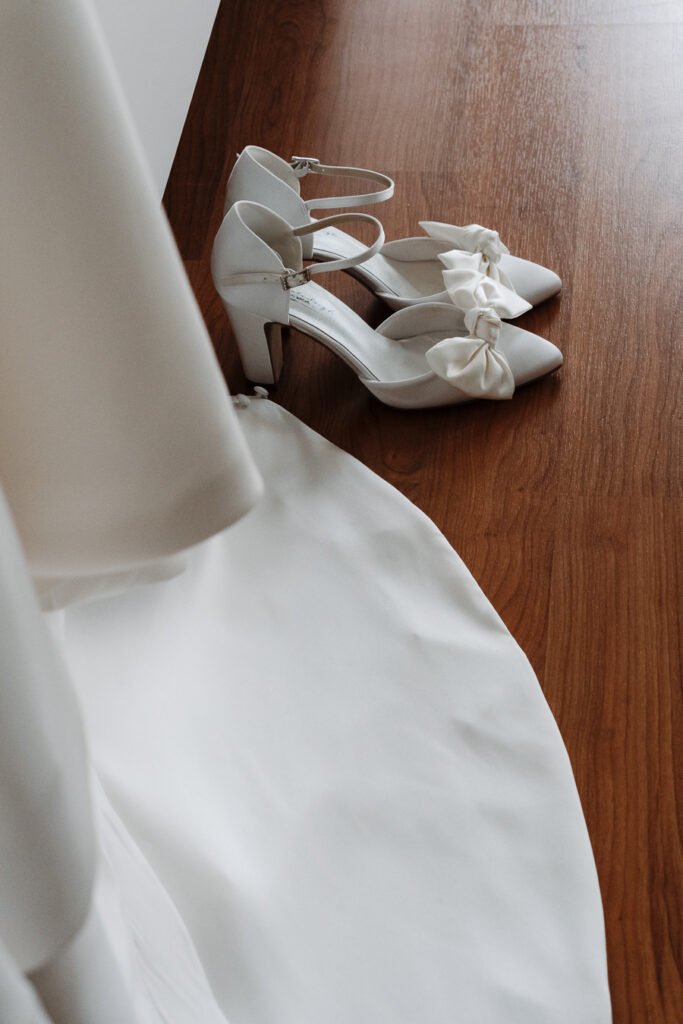 Brautkleid und Hochzeitsschuhe als Hochzeitsdetails