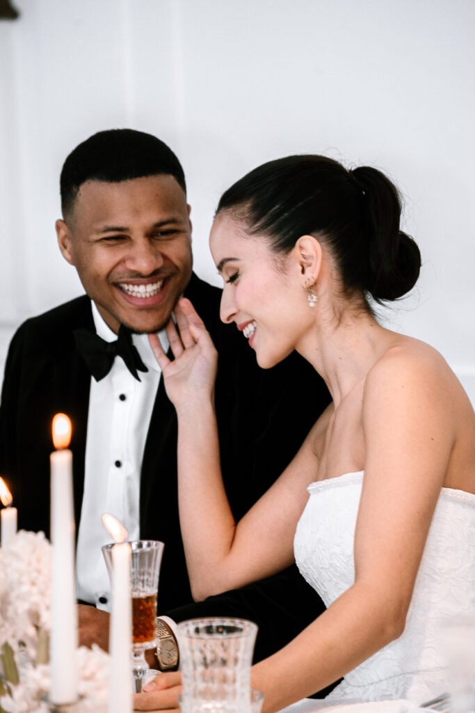 Brautpaar gemeinsam beim Essen während der Hochzeit