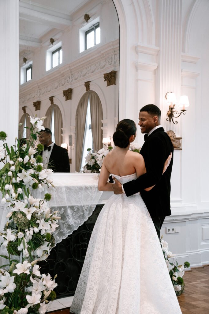 Brautpaar gemeinsam vor dem Spiegel bei der Hochzeit