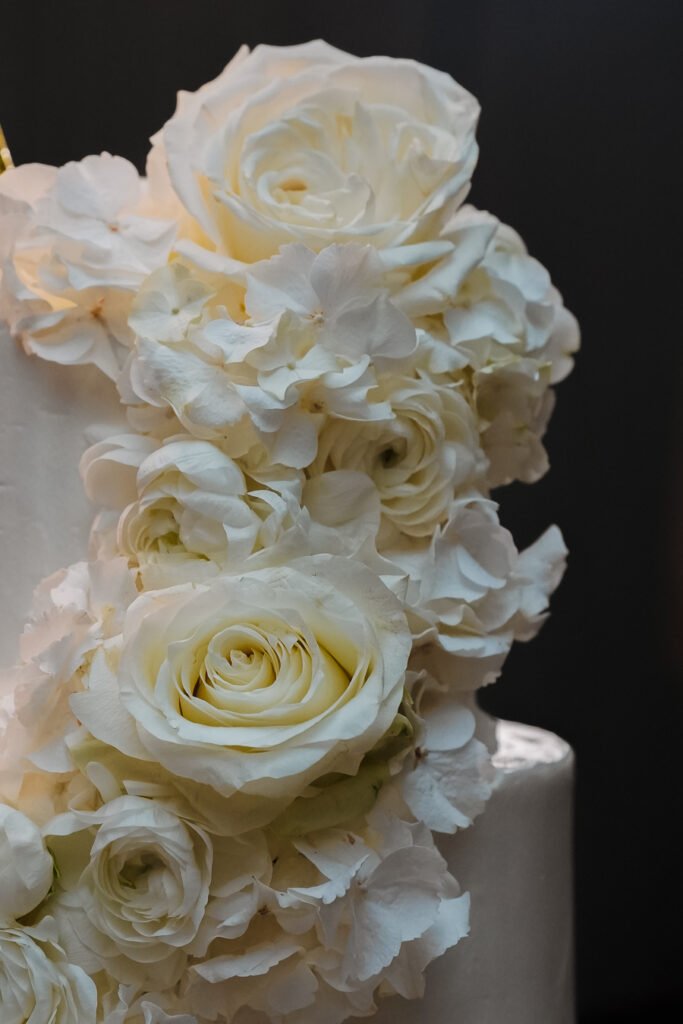 Weiße Hochzeitstorte mit zarten Blumen als Dekoration