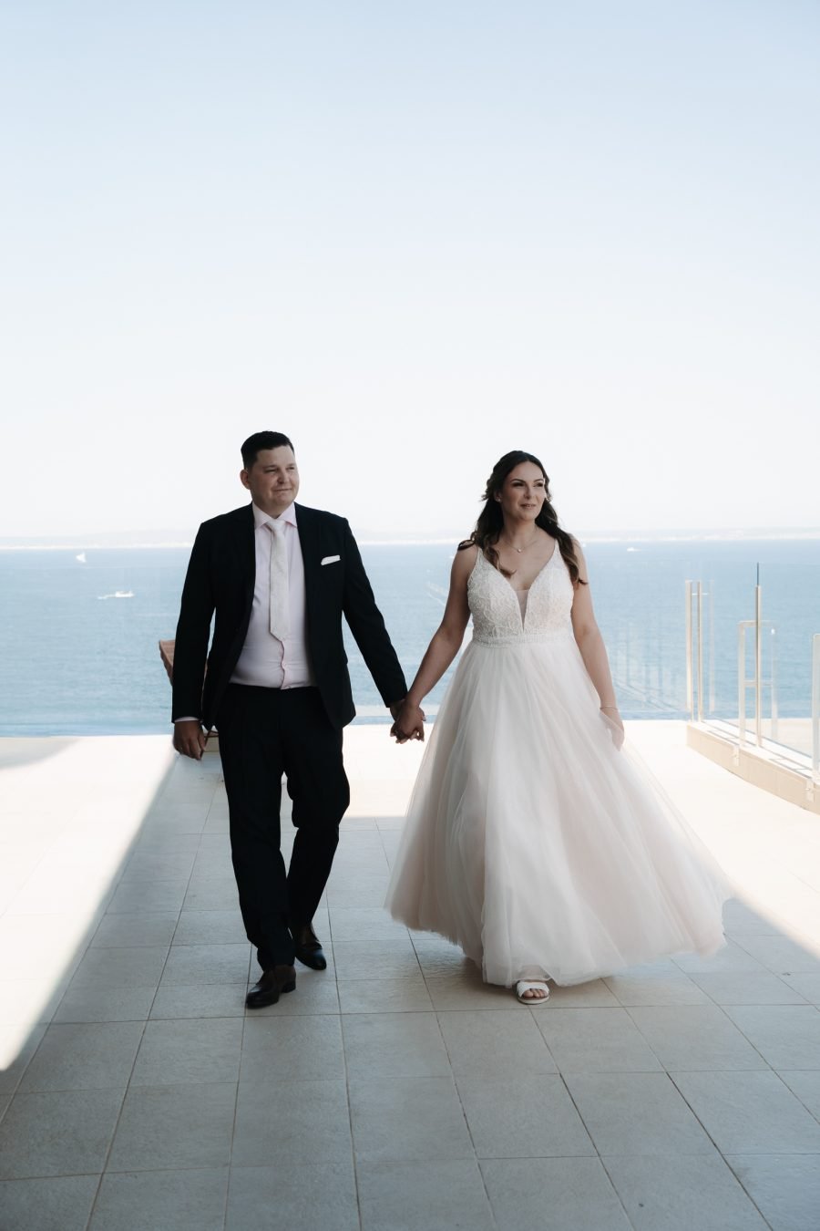 Brautpaar auf einer Terrasse mit Meerblick bei einem After Wedding Shooting auf Mallorca