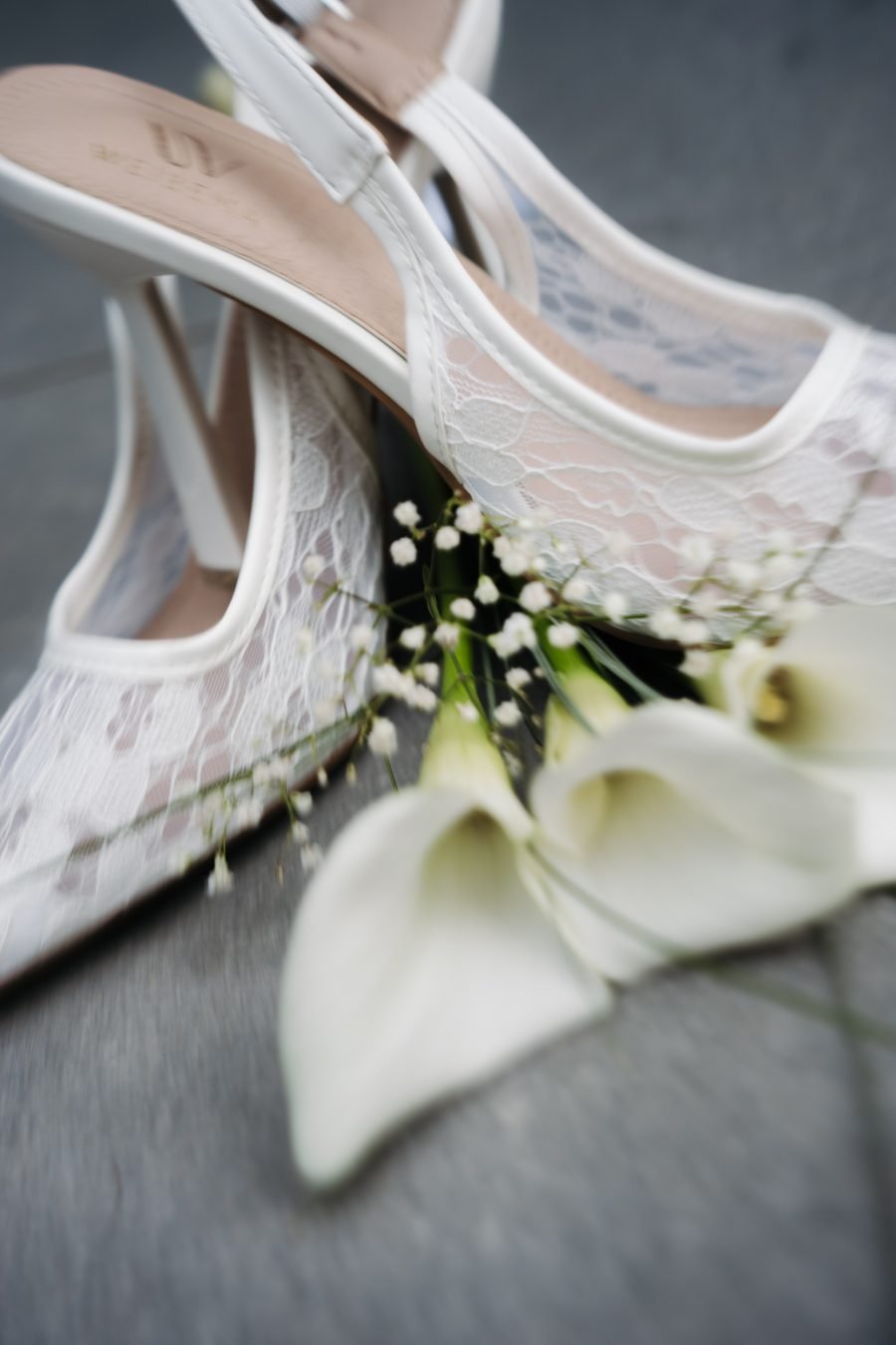 Elegante Brautschuhe mit Brautstrauß bei einer Hochzeit in Bewegung