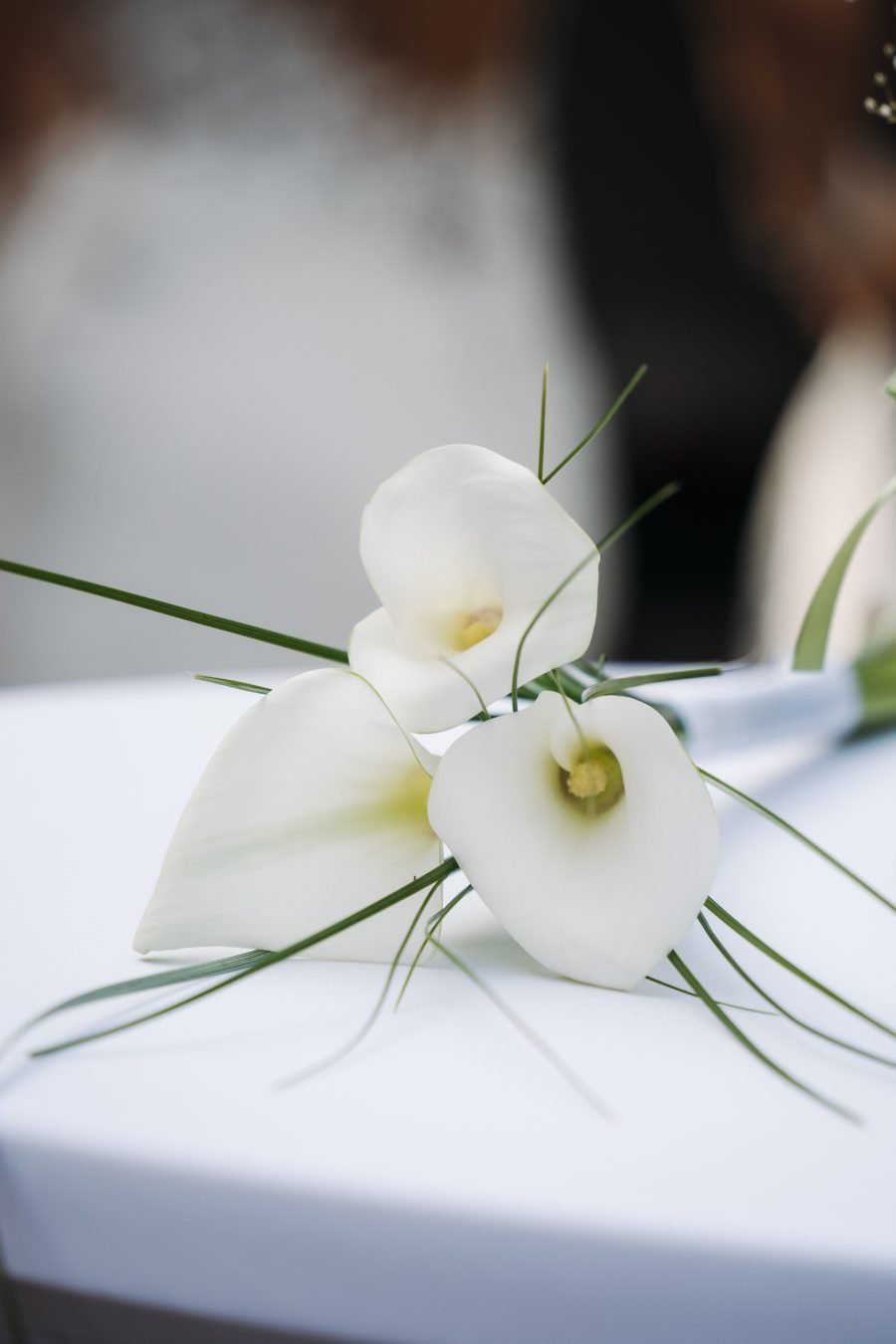 Weißer Brautstrauß als Detailaufnahme bei einer Hochzeit
