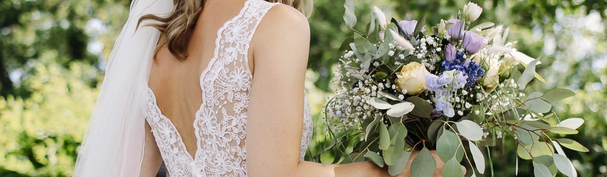 Braut mit Brautstrauß während der freien Trauung in Bonn.