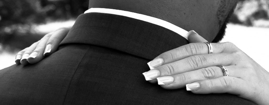 Detailaufnahme der Hände von Braut und Bräutigam