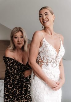 Braut und Mutter während der Hochzeitsvorbereitungen