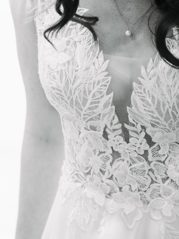 Detailaufnahme der Spitze am Brautkleid