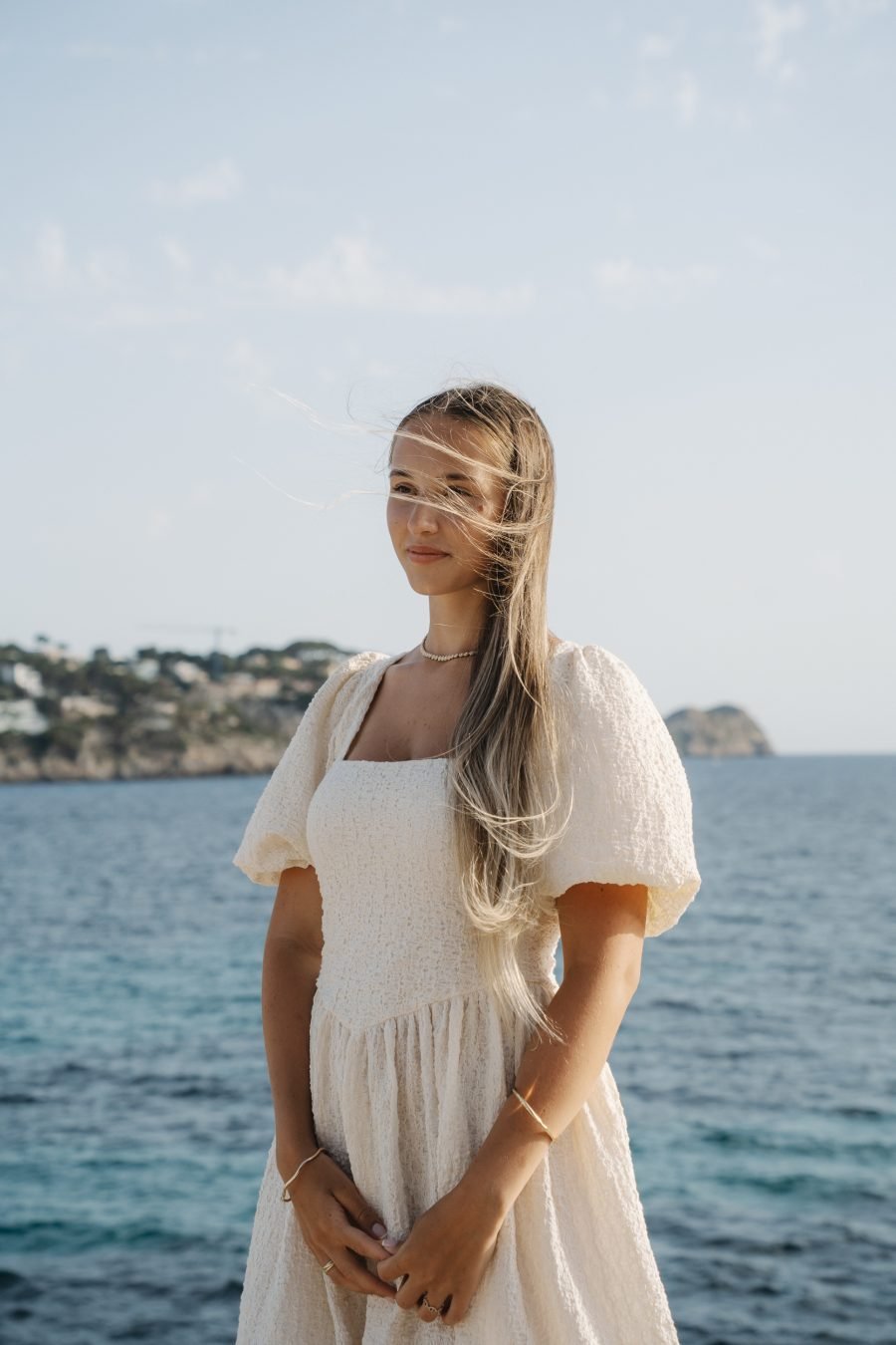 Romantisches Brautportrait am Meer