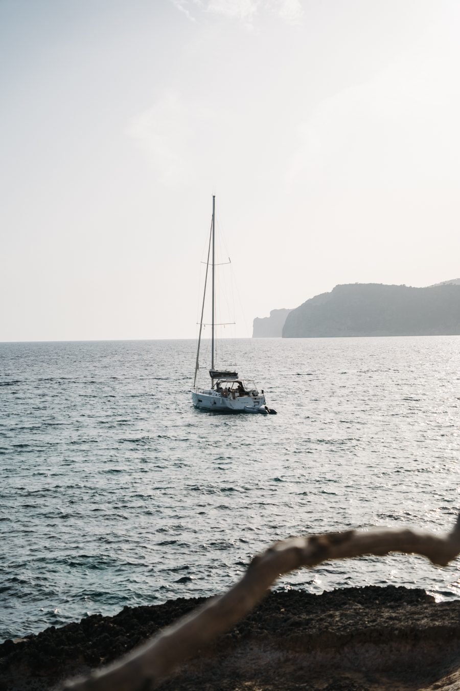 Segelboot vor der Küste Mallorcas bei einer Hochzeit am Meer auf Mallorca