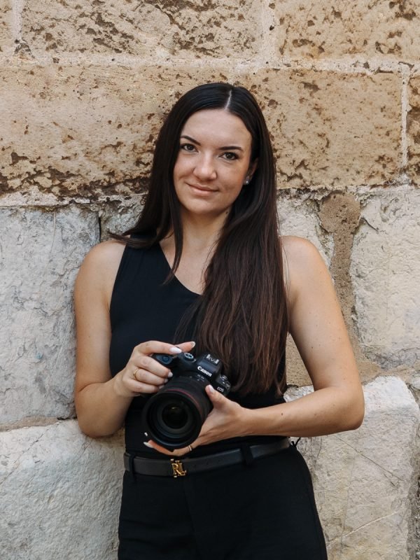 Portrait von Hochzeitsfotografin Susann Volkmar mit Kamera