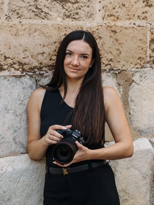 Portrait von Hochzeitsfotografin Susann Volkmar mit Kamera
